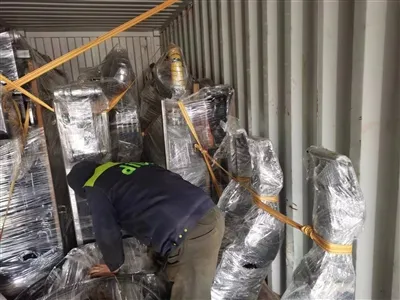 Güney Amerika'ya ihraç edilen römorklarla ahşap vinç